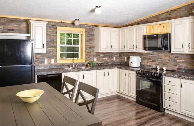 Thoughtful, well-equipped retreat with work desk & smart TVs - dog-friendly