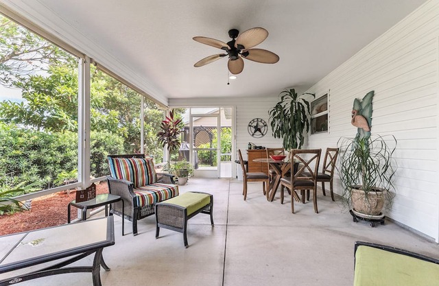 THE VILLAGES - Exquisite Residence, oversized lanai, with Golfcart & Hot Tub