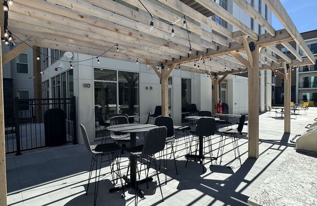 1-bd.Sleeps 4-by a mall,freeway restaurants, shops, pool, gym, work area,lounge.