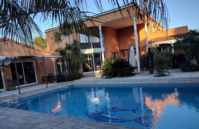Homerez - Big villa for 10 ppl. with swimming-pool and garden at Rognac