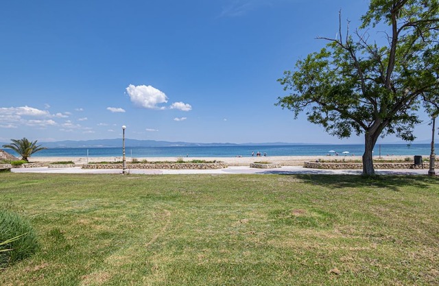 Anastasia Sea View Apartment by RentalsPro