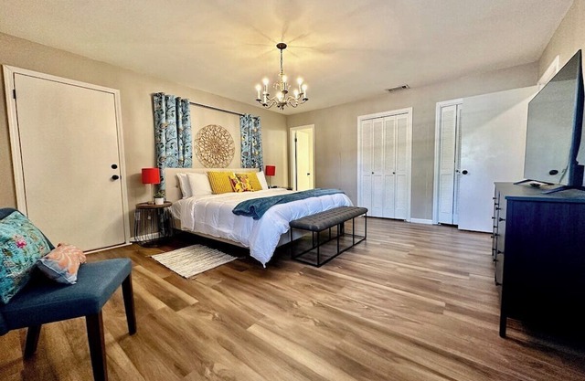 Near it all! 2700 SqFt 1-level w/4 Comfy Kings!