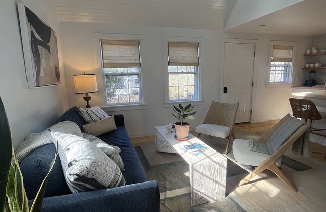 Newly renovated and stylish designer cottage.