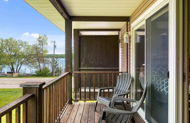 🌼 South Arm Retreats: 2BDR Lakeview Townhome ➠ #2