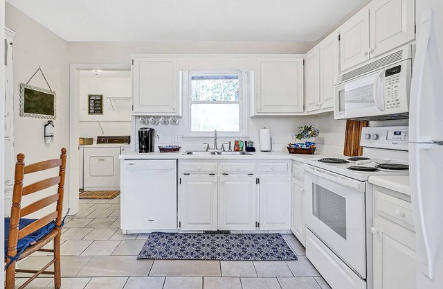Golden Retreat 3Br/2Bath near Carolina Beach and parks!