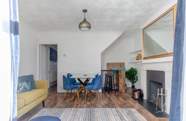 Serene 2BD Flat w/Private Patio — Old Street!