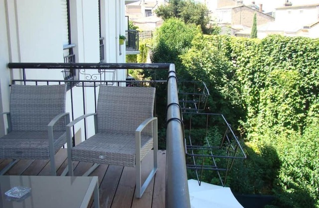 Apartment 'Le Turenne' with Private Terrace, Wi-Fi and Air Conditioning