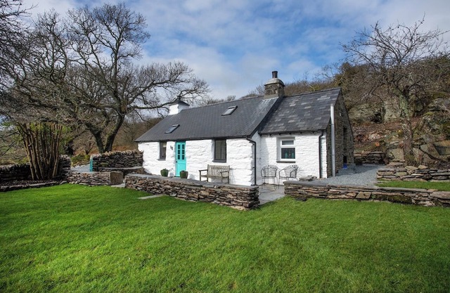 New! Charming, One Bedroom 17th Century Cottage with large gardens near Beaches