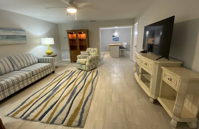Spacious 2BR/2BA 5 min to beach with yard and garage