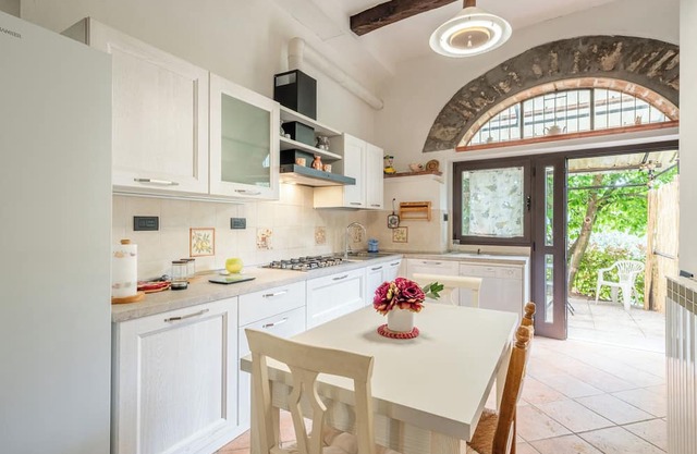 Holiday Home 'Casa Delle Rose' with Mountain View, Private Terrace and Wi-Fi