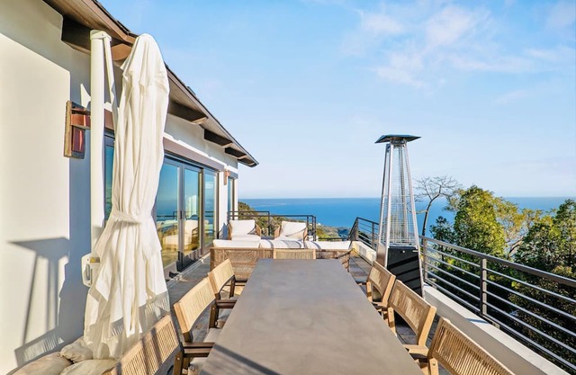 Mount Malibu Mansion l Panoramic Ocean Views + MiniGolf + Hot Tub
