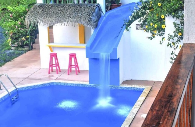 2 pools. Waterslide. 15 min Dominical Beach