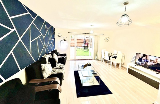 Remarkable 3-Bed House in Reading