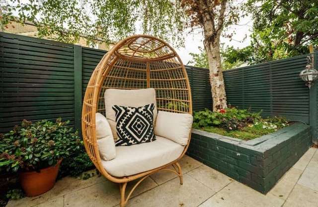 Designer Garden Flat in Prime Location