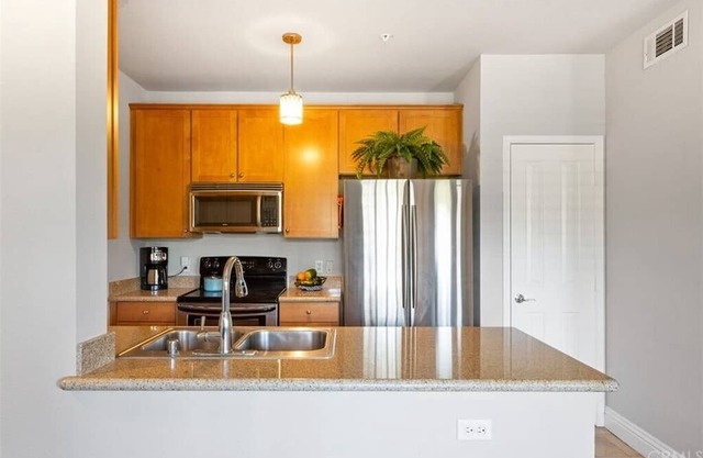 Top floor cozy condo