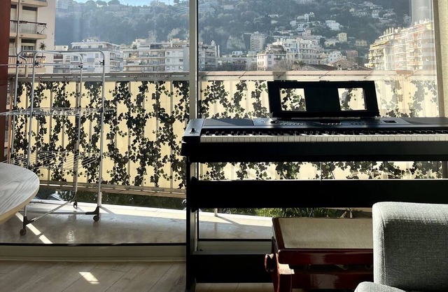 Appartement Lumineux et Entièrement Rénové Avec Balcon à 5 min à Pied du Tram