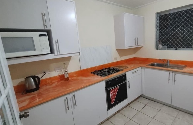 6 min walk to Rockley beach & good location