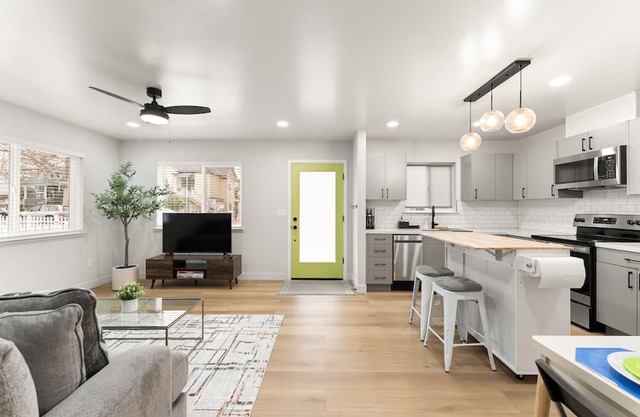 Newly Built 2bd/1ba house w/ King Sz Bed