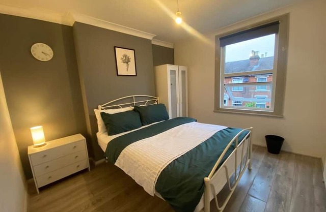 Beautiful, 5bed Family sized whole house whole house,<1mile from city centre