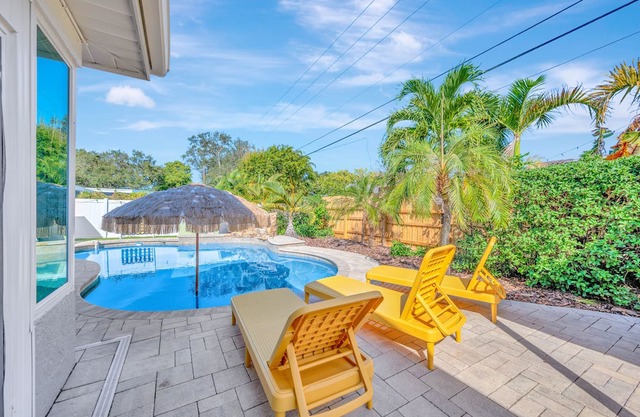 Sunshine Bungalow: Heated Pool, Hottub, Game Room!