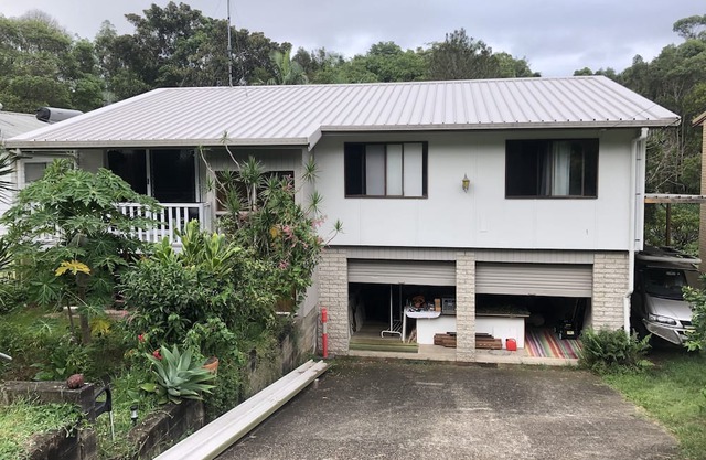 Private, picturesque, tranquil, tree top home near the M1 beach and airport.