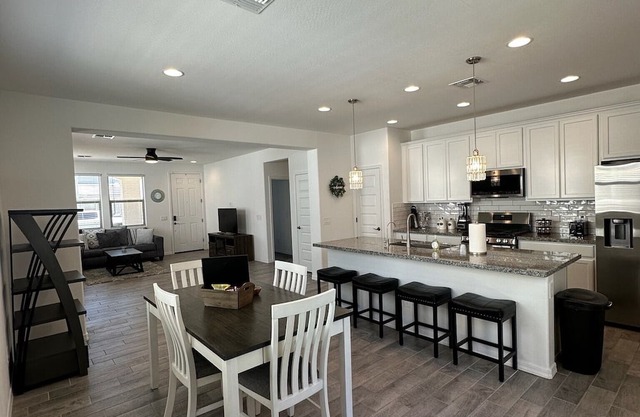 Beautiful Brand New Cozy Home With Pool