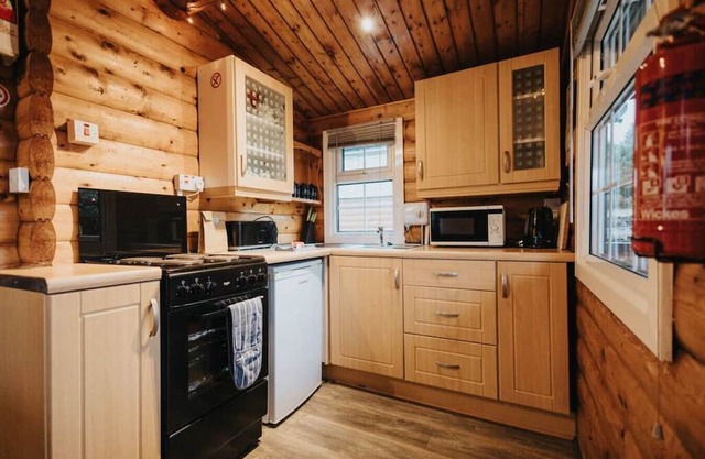 Rustic & Cozy 2 Bed Log Cabin Retreat nr Zip World