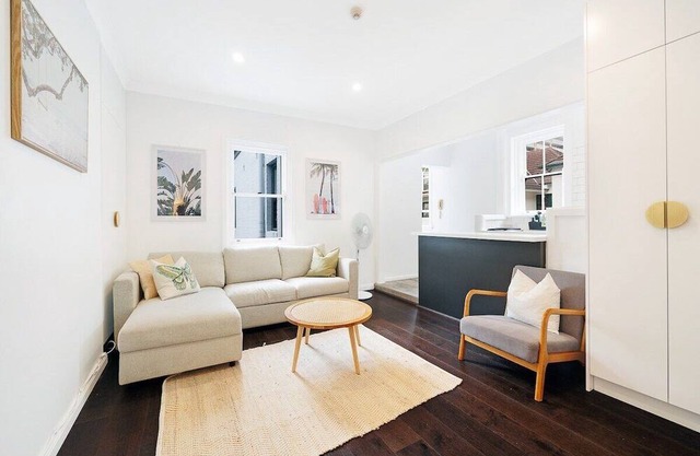 2BR apartment in trendy Potts Pt