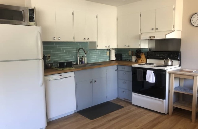 West Seattle 2 bdrm close to the beach & dining!
