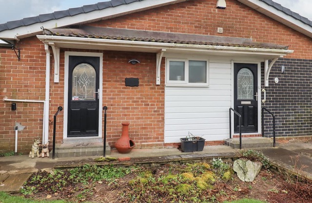 BASE CAMP, pet friendly, with a garden in South Shields