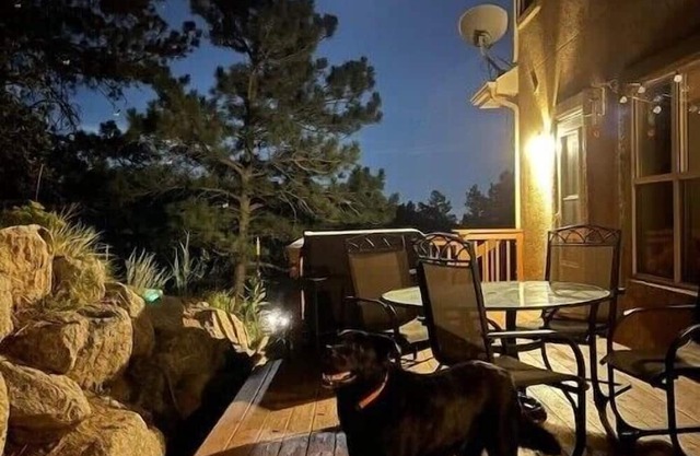 4BR mountain retreat, private Hot Tub, Close to Town