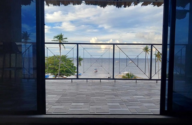 Penthouse Style Apartment Seaview & Beach (2-7 pax)