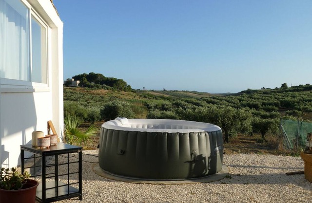 Villa 'Casa Leandro' with Sea View, Wi-Fi and Air Conditioning