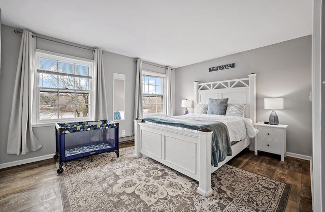 Serene Apartment w/Amazing Fox River View in Downtown Yorkville. 2bedrm/1.5 ba
