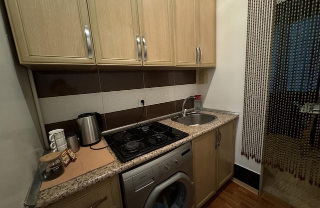 2 minuTes to the Metro. 32m2 empty TiNy and SwEeT aPartmenT