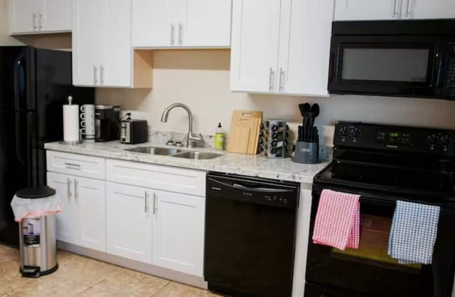Walk 2 Beach \ Sleeps 6 & Nearby Go-Kart Track