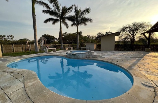 Tropical Hideaway with Pool in Secure Condo, LIR