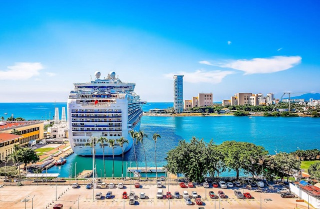 8th-floor ocean-view condo with balcony, outdoor pool, gym, washer/dryer, & AC