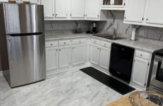 Charming new 2-bedroom apartment with AC and WiFi in lovely Fairview Park