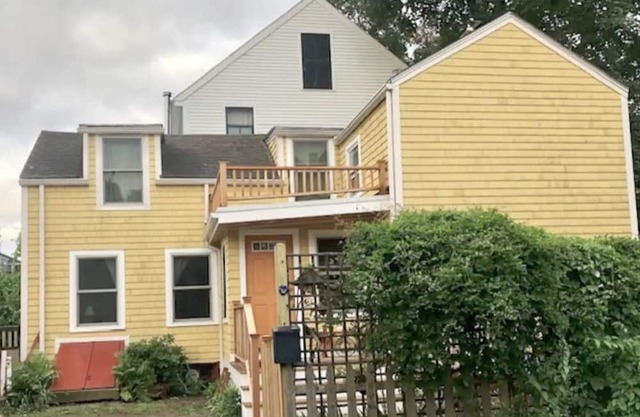 Lovely, artsy bungalow in West End with small yard and parking. Pet welcome!