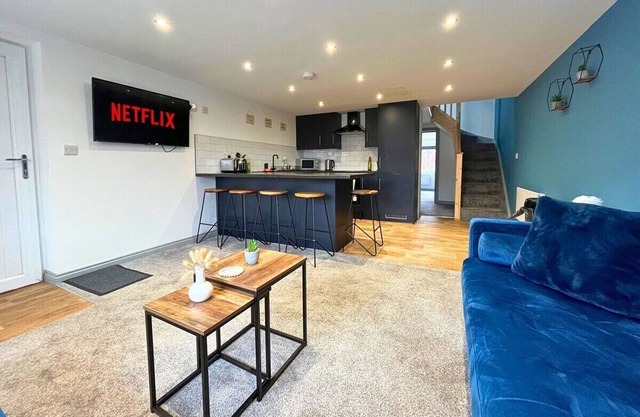 Modern 3 Bedroom Home with Parking & Garden