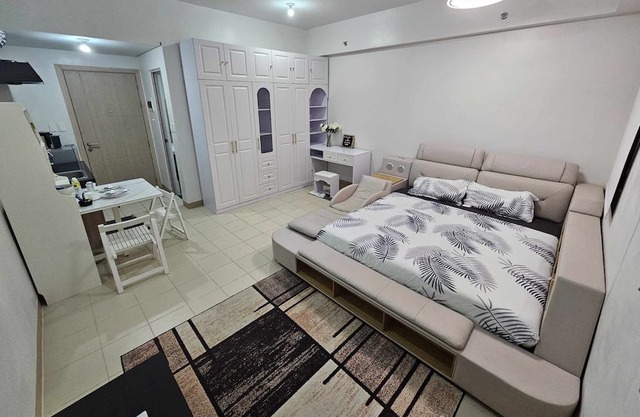 5 minutes to SM Marilao! Family-size condo with Smart Tv for Netflix.
