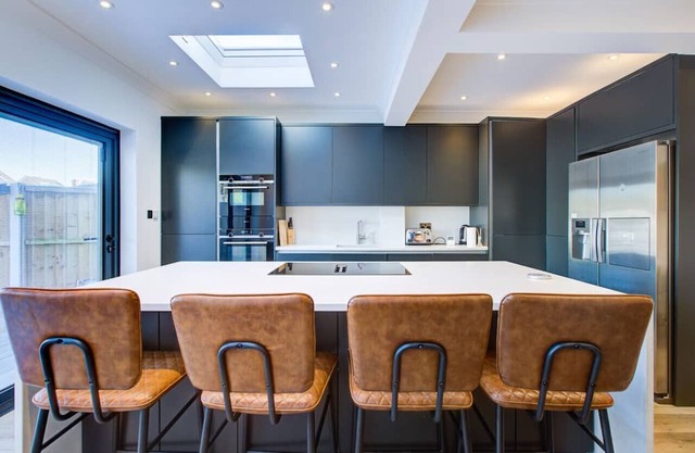 Tranquil Stay 5BR House in Romford w/ Free Parking