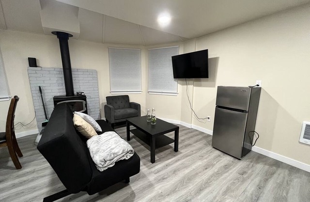 Charming 2 bedroom, 2 Bathroom Home in Convenient, Prime, and Central Location