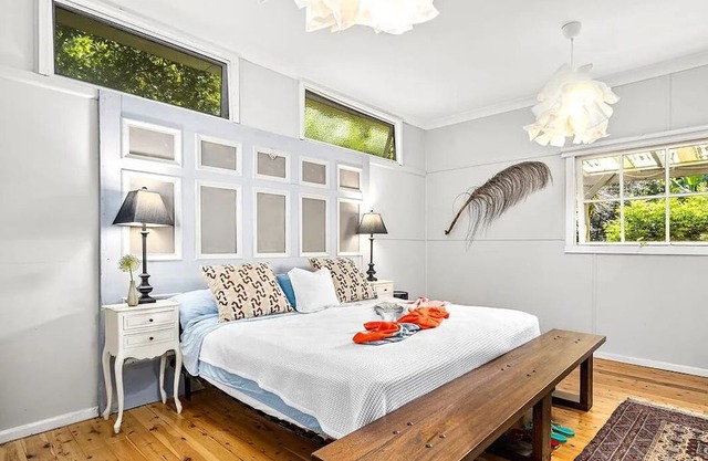 Stylish cottage with pool 2 minute walk to the beach.