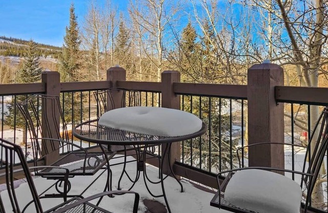 2BD Condo by Shuttle Ski Lifts and Golfing