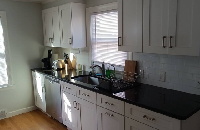 Cozy 2 bedroom between the beach and downtown