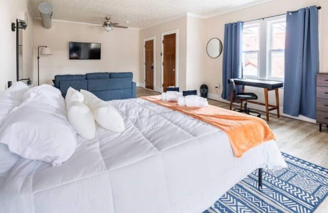 BIG Room by UD+LUX Queenbed+Wifi+Prkg+Kitchenette