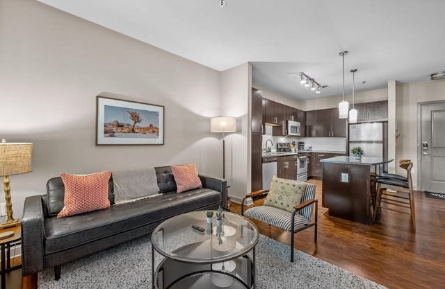 Beautiful Apartment in Decatur Square!