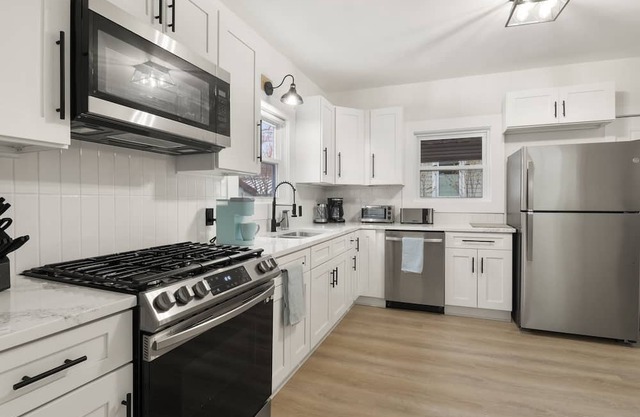 Modern 4 BR/2 Bath House near University of Rochester
